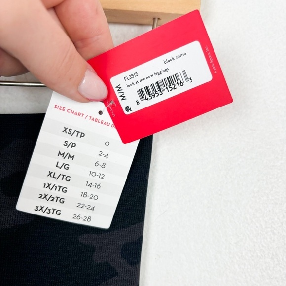 NWT SPANX Look At Me Now Black Camo Leggings Sz M - Picture 8 of 10